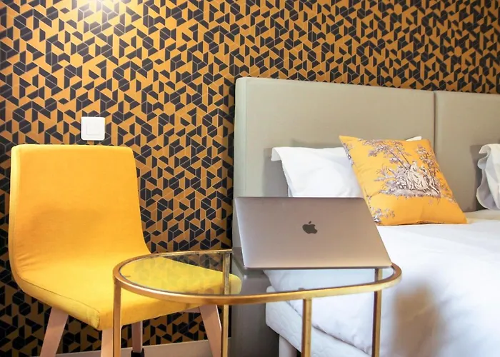 Hotel 3 Etoiles - Le Petit Perier 3* 라발