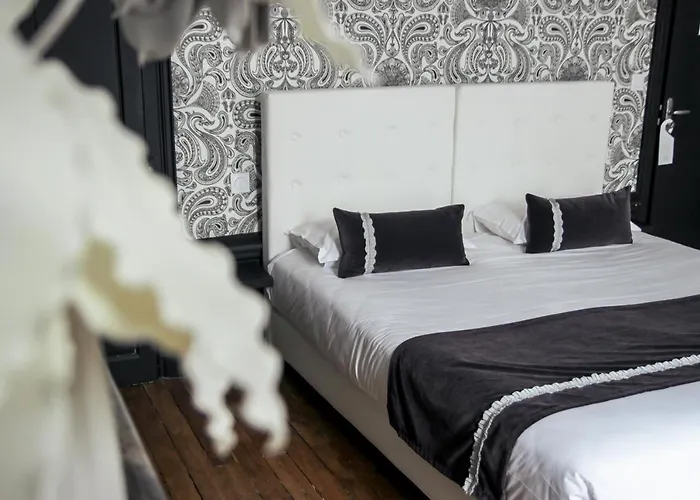 Hotel 3 Etoiles - Le Petit Perier 라발