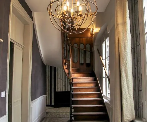 Hotel 3 Etoiles - Le Petit Perier 3* 라발